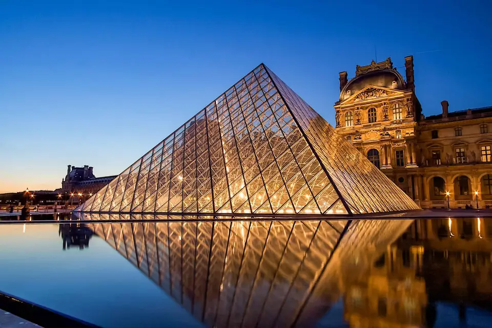 París: Acceso Reservado al Louvre y Crucero en Barco