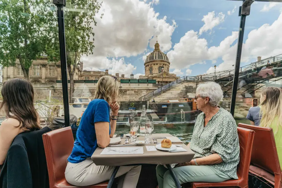 París: Almuerzo en crucero de 2 horas por el Sena con menú de 3 platos