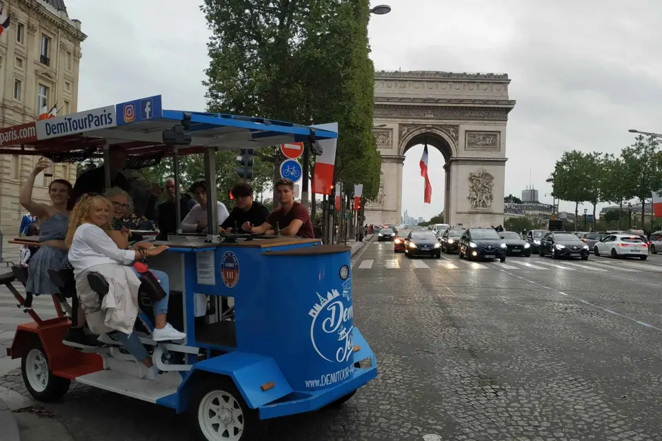 París: Bar de Bicicletas de Cerveza con Bebidas Incluidas