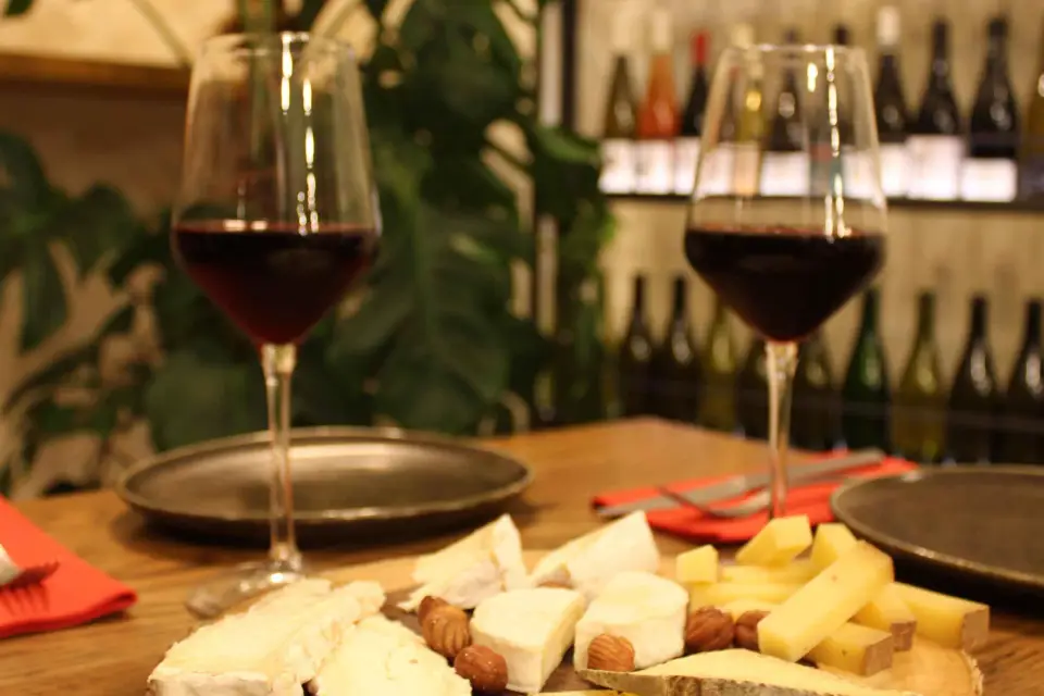 París: Cata guiada de vinos y quesos franceses