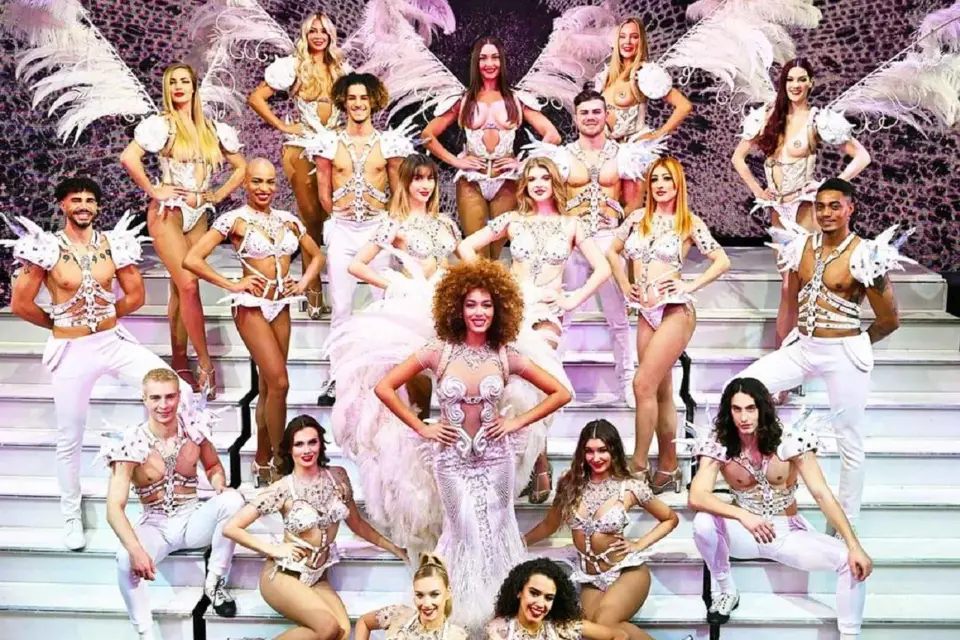 París: Cena de 3 platos y espectáculo en el Cabaret Latino Paradis