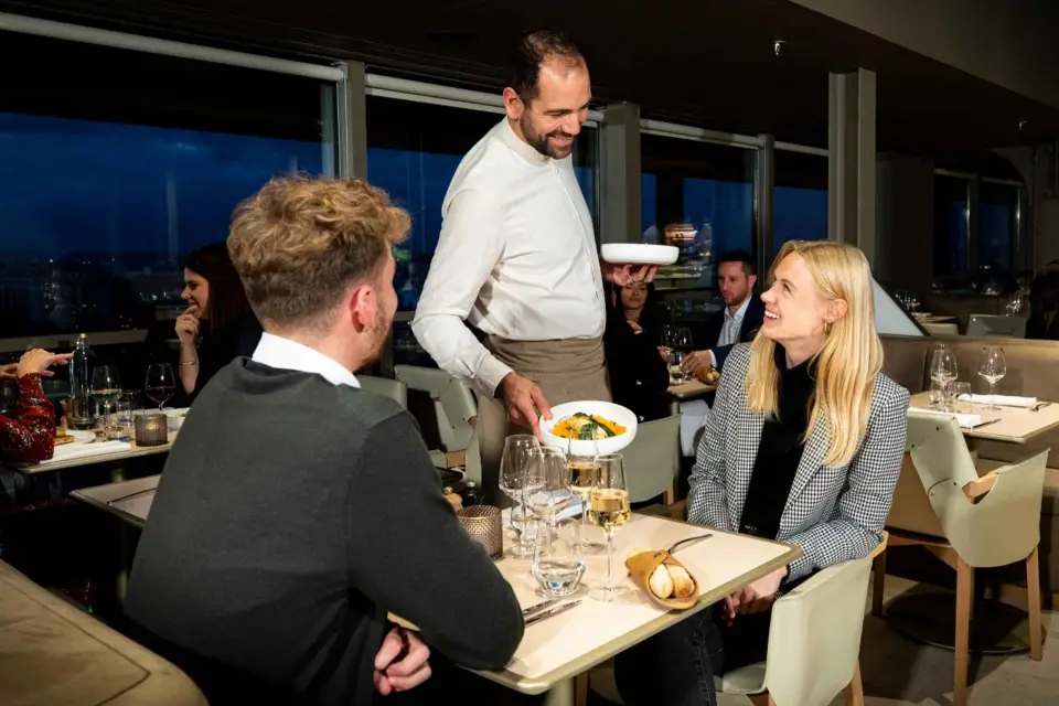 París: Cena con bebidas en la Madame Brasserie de la Torre Eiffel