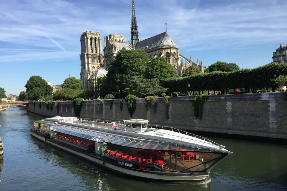 París: Cena Crucero de 4 platos por el Sena con Música en Directo