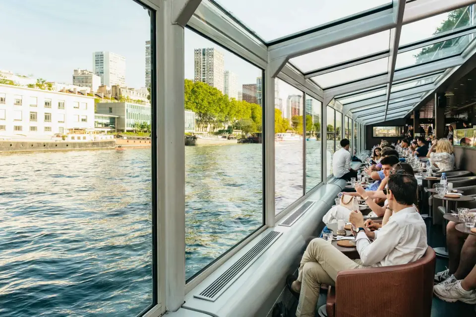 París: Cena Crucero por el Sena con Vistas Panorámicas