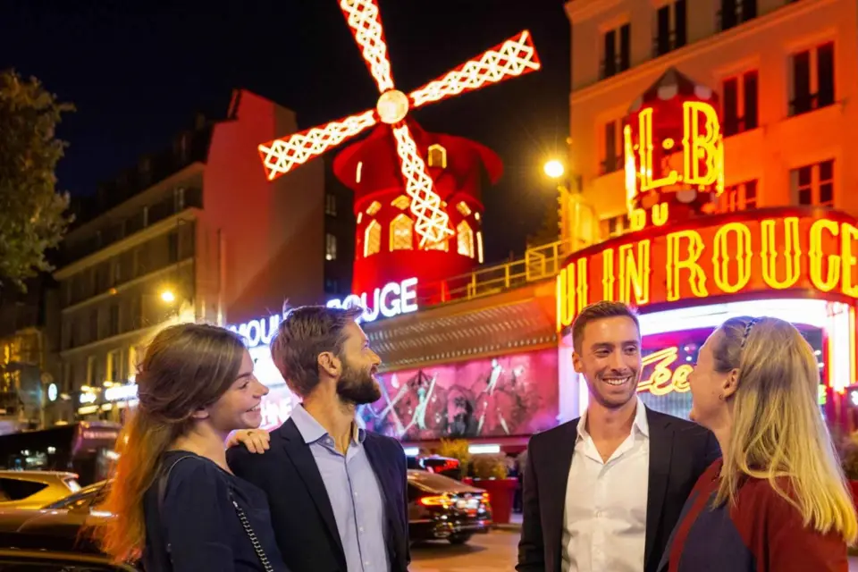París: Cena crucero por la Torre Eiffel con espectáculo del Moulin Rouge