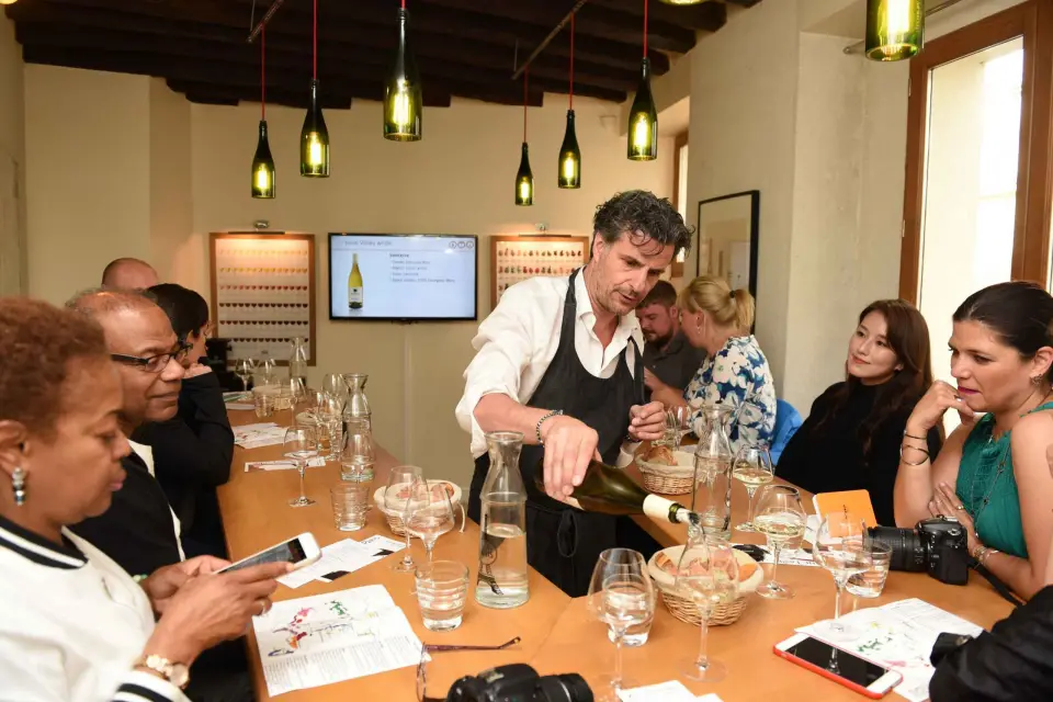 Clase de cata de vinos franceses con un sumiller