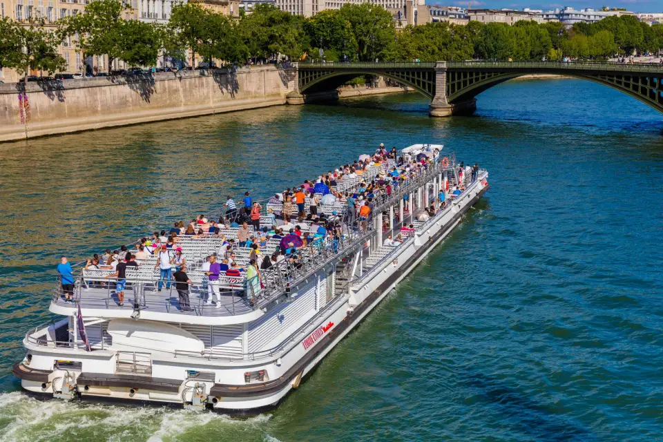 París: Crucero de 1 hora por el Sena con champán opcional