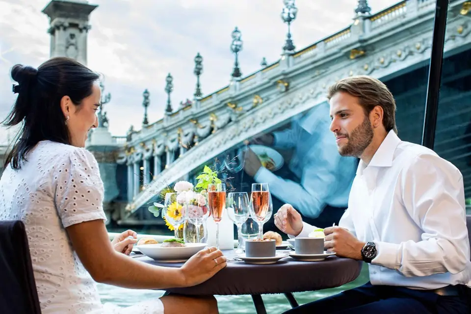 París: Crucero con cena de 3 platos por el Sena