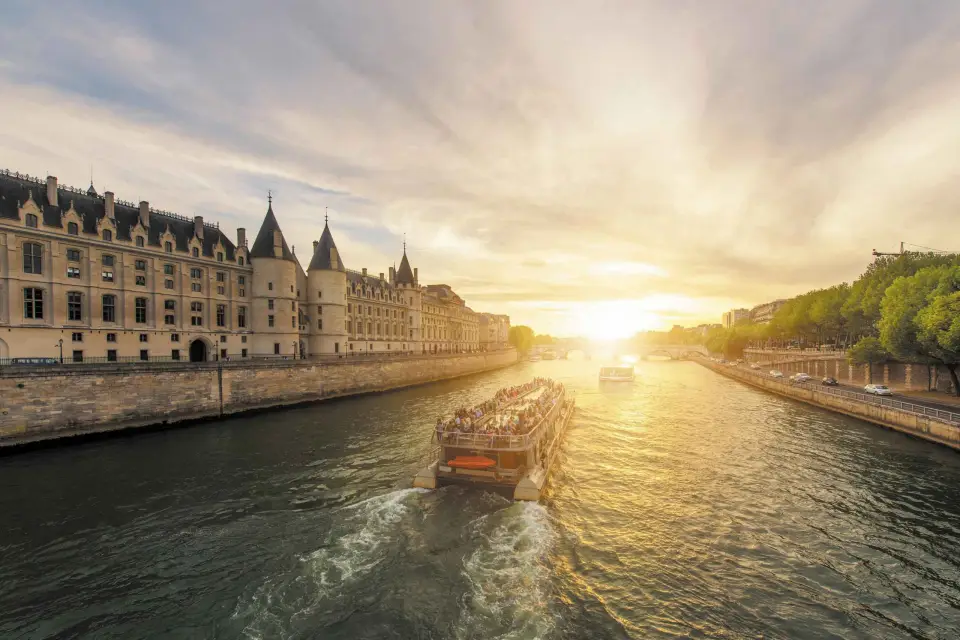 París: Crucero Fluvial Iluminaciones con Audiocomentarios