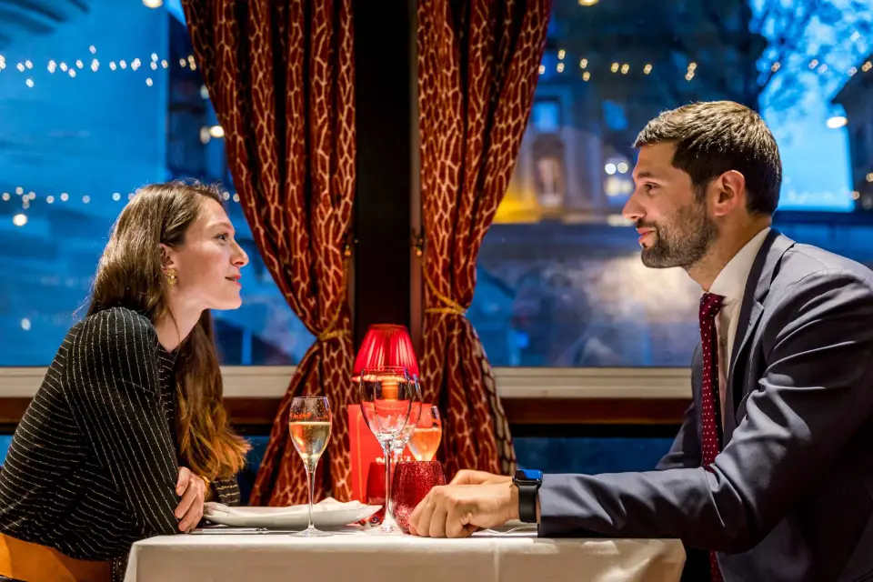París: Crucero por el Sena con cena de 3 platos y música en directo