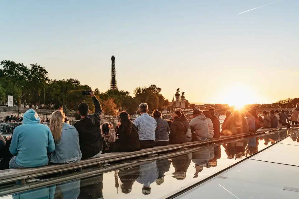 París: Crucero turístico de 1 hora con cena en un bistró