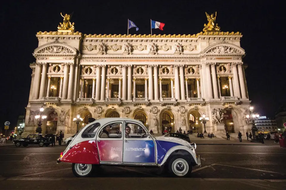 Descubre París por la noche en coche clásico con un lugareño