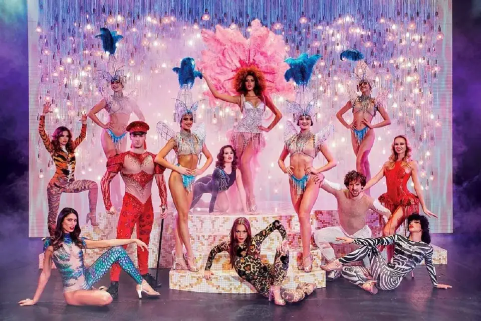 París: Espectáculo de Cabaret Latino Paradis con Champán Opcional