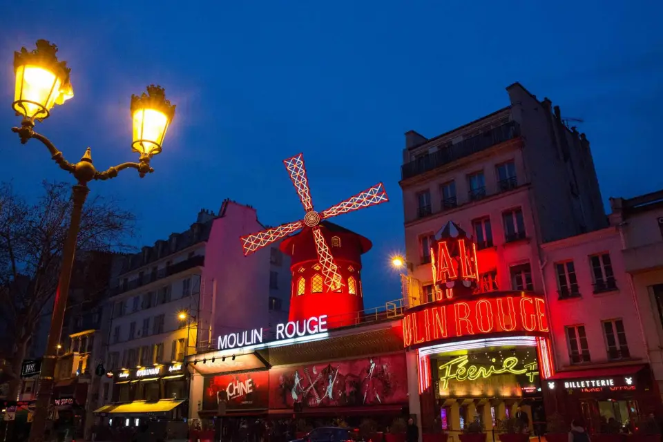 París: Espectáculo del Moulin Rouge con champán y servicio de regreso