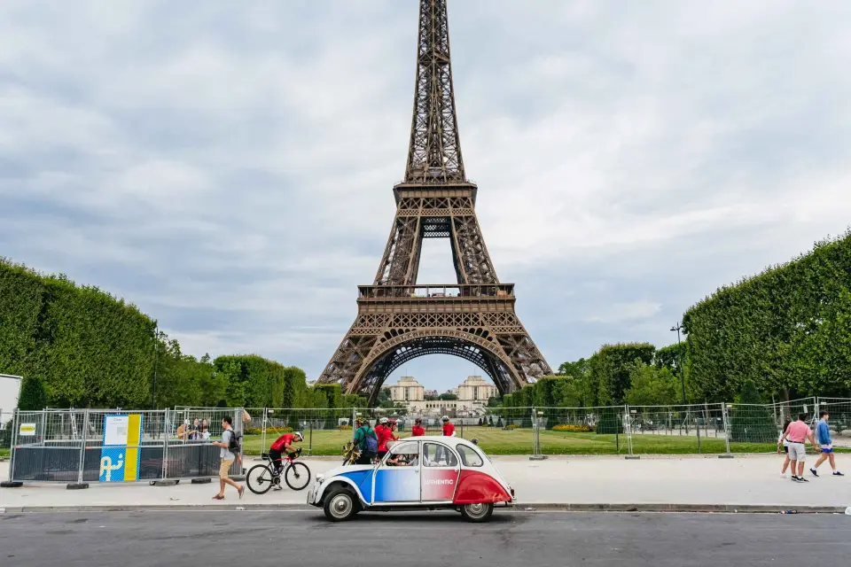 París: Excursión de 1 hora en Citroën 2CV de época