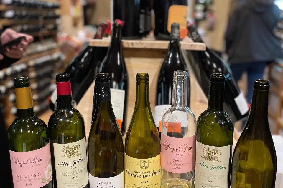 Experiencia vinícola en París: Cata guiada en los mejores bares de vinos