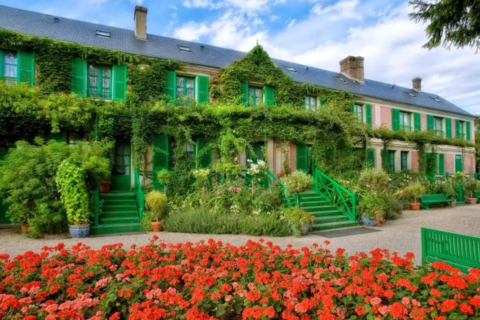 Giverny, Louvre & Wine Tasting with Private Pick Up and Drop