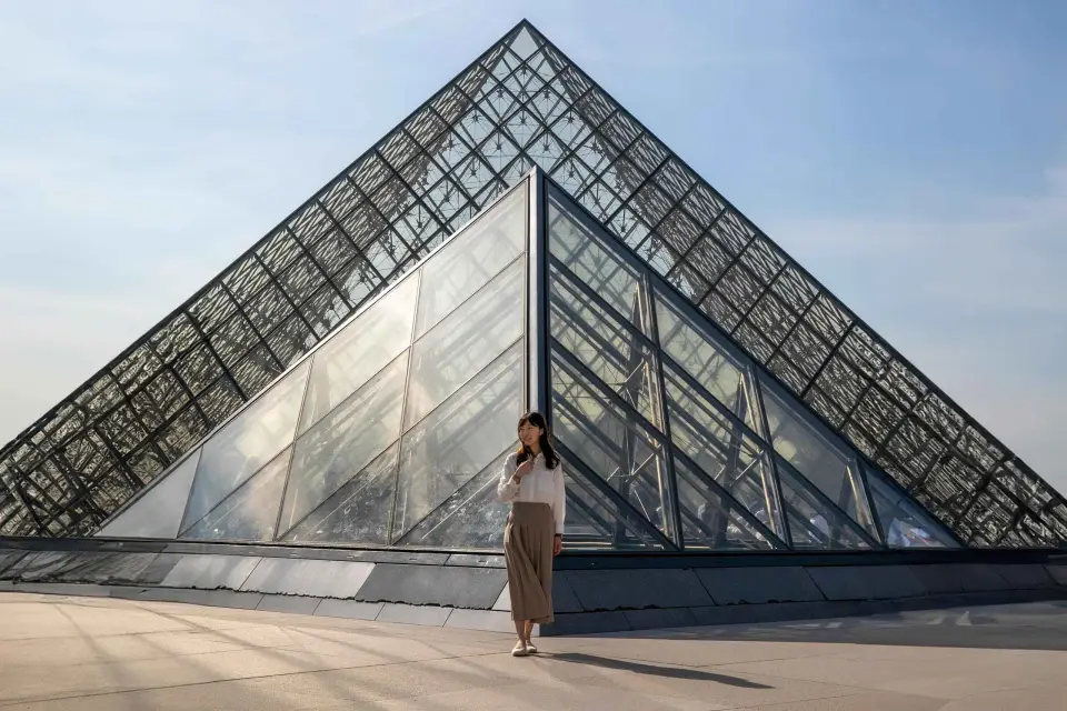 Majestuosa sesión fotográfica en el Louvre con un fotógrafo privado