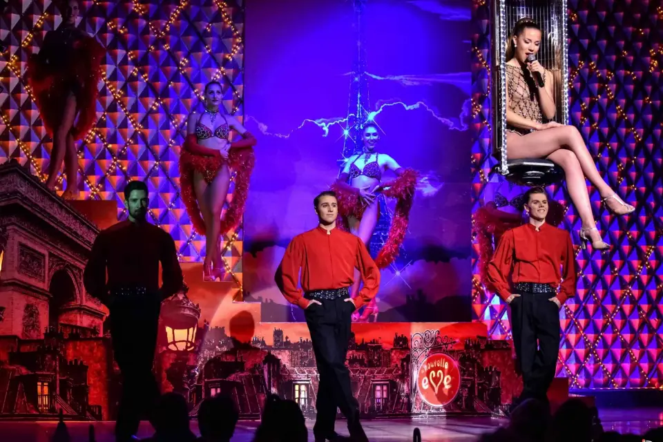 París: La Nouvelle Eve Cabaret Dinner Show