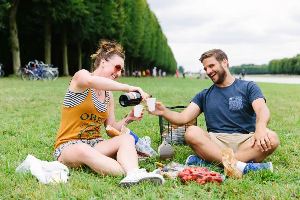 Desde París: palacio de Versalles y tour en bicicleta por el jardín con tickets
