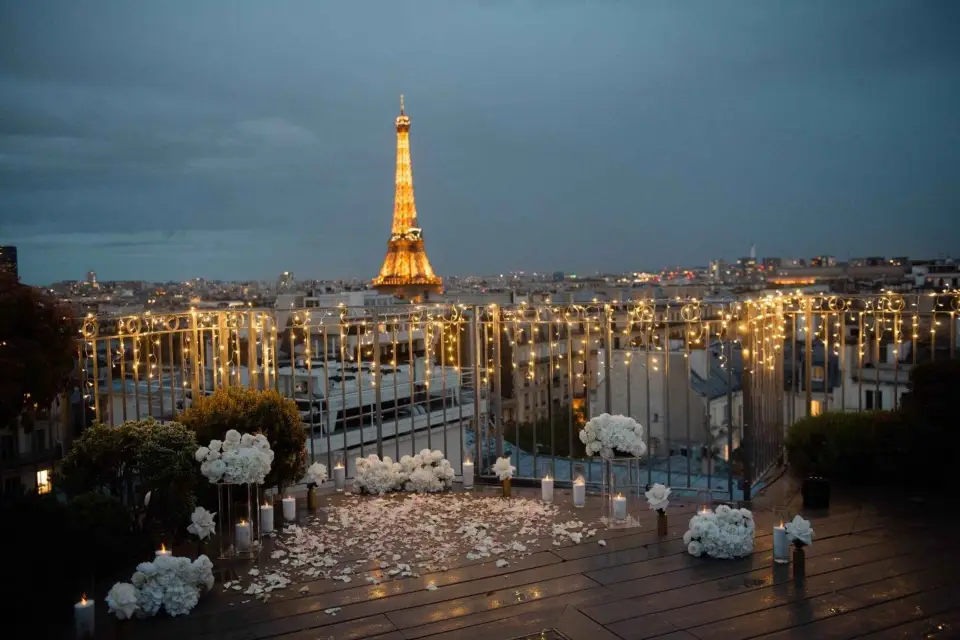 Propuesta de matrimonio en una azotea parisina con vista de 360