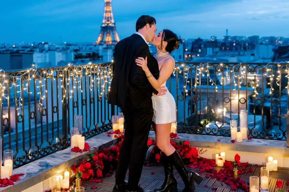 Propuesta romántica en una terraza del Palacio Eiffel View