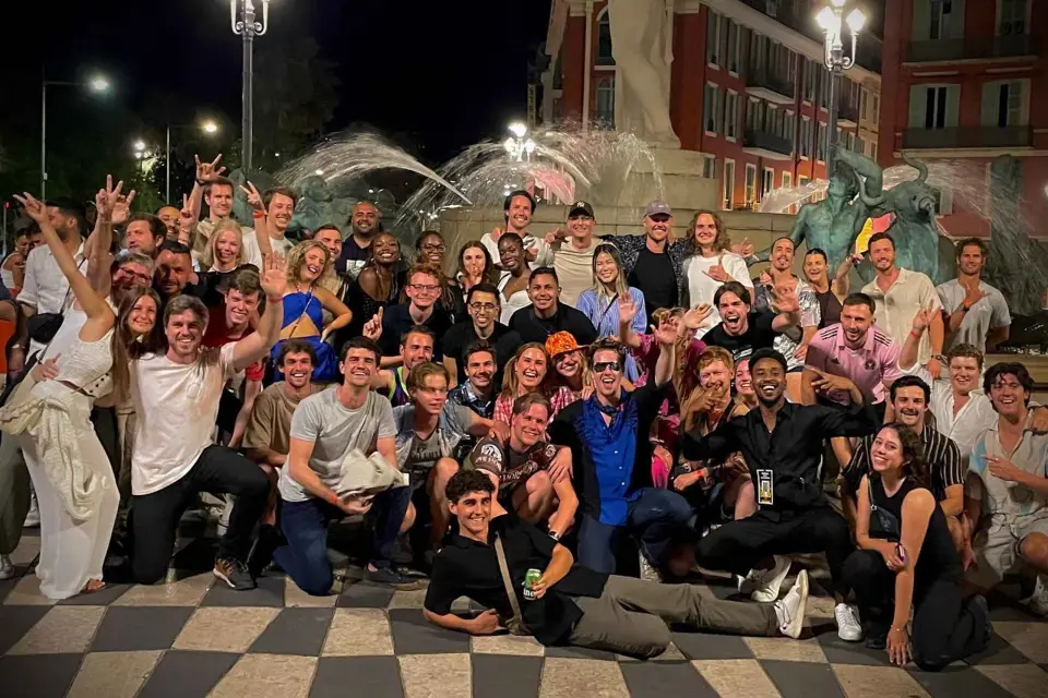 Paris Pub Crawl: Fiesta y encuentro con viajeros internacionales