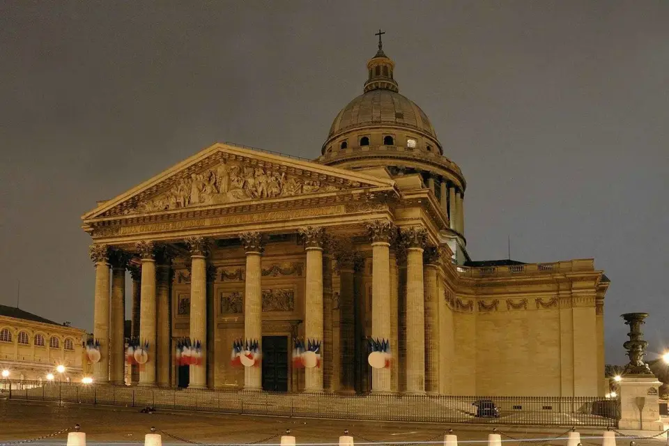 Recorrido histórico Mouffetard en París - Petanca y cata de vinos
