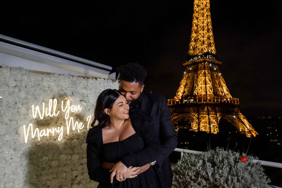 Romántica proposición Eiffel en una terraza privada encantada