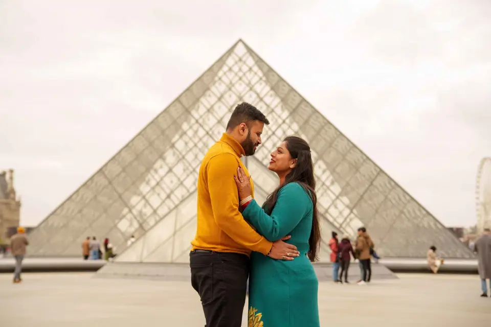 París: Sesión de fotos privada en el exterior del Museo del Louvre
