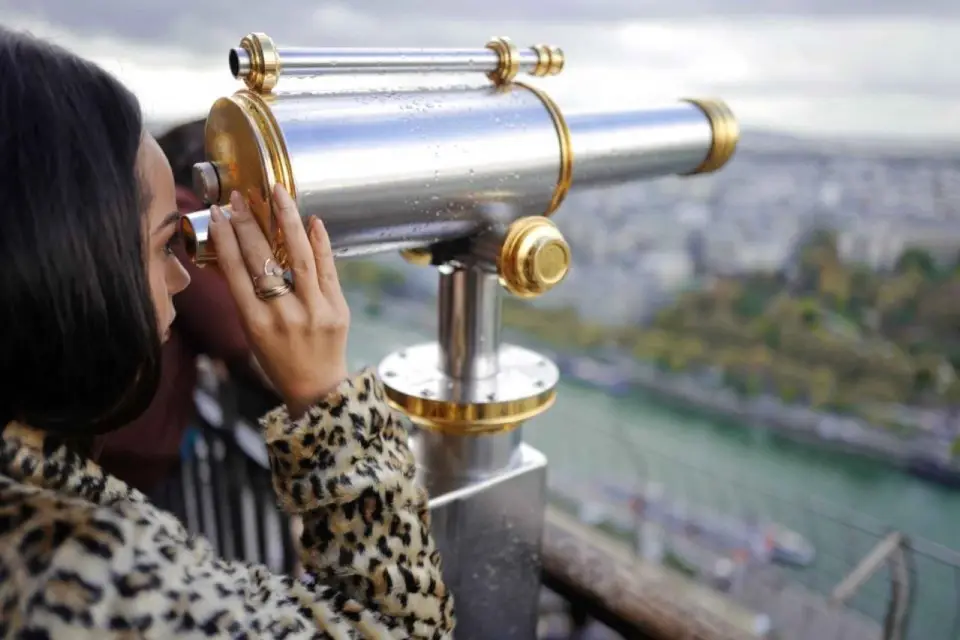 París: Torre Eiffel, autobús turístico con paradas libres, crucero por el Sena