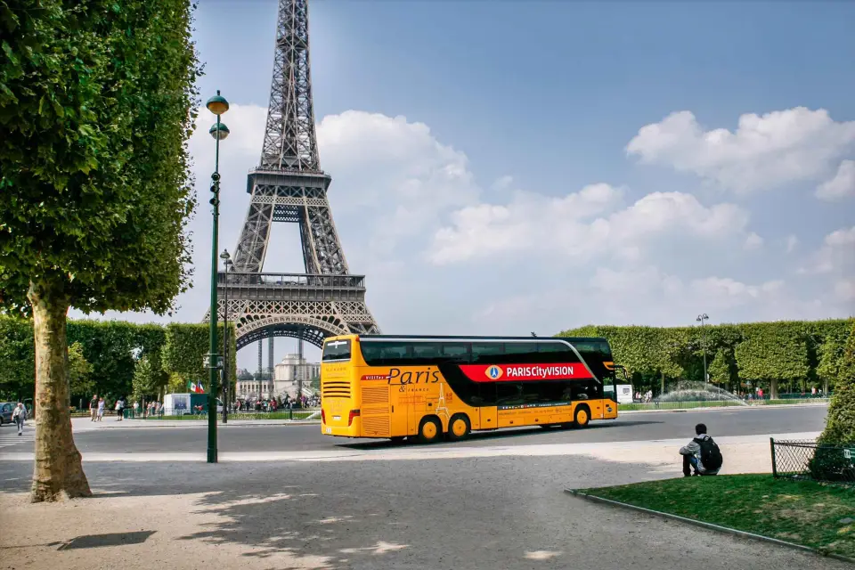 París: Tour en autobús con audioguía y crucero por el Sena