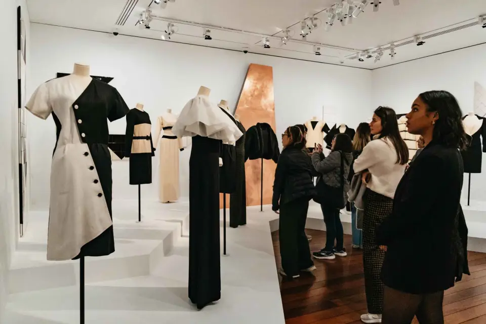 París: Tour del Museo Yves Saint Laurent antes del horario de apertura