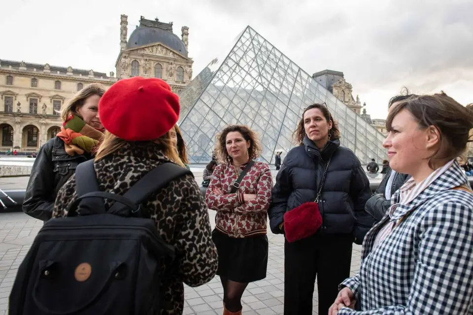 París : Tour nocturno del Louvre en grupo reducido