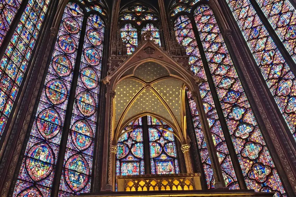 Tour a pie por Notre Dame de París al aire libre con entrada a la Cripta.