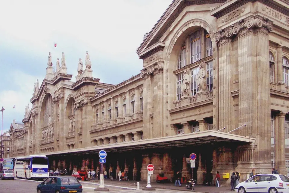 Traslado privado de llegada a París: Estación de tren a Hotel
