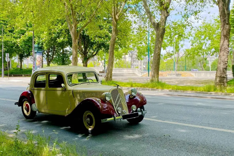 París: Visita guiada por lo más destacado de la ciudad en un coche francés de época