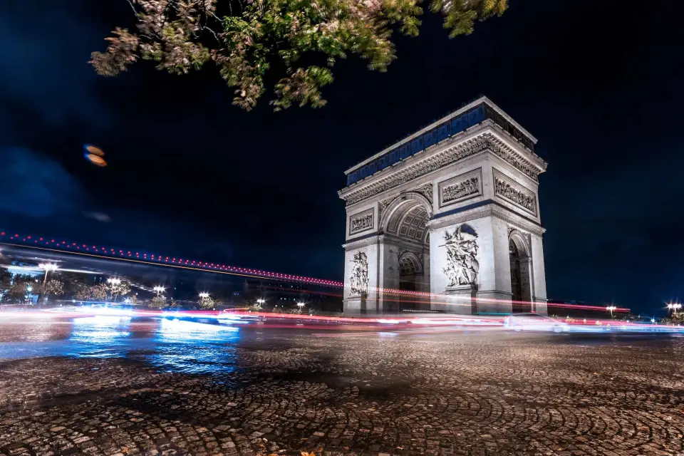 París: Visita Panorámica Nocturna con Audioguía y Anfitrión