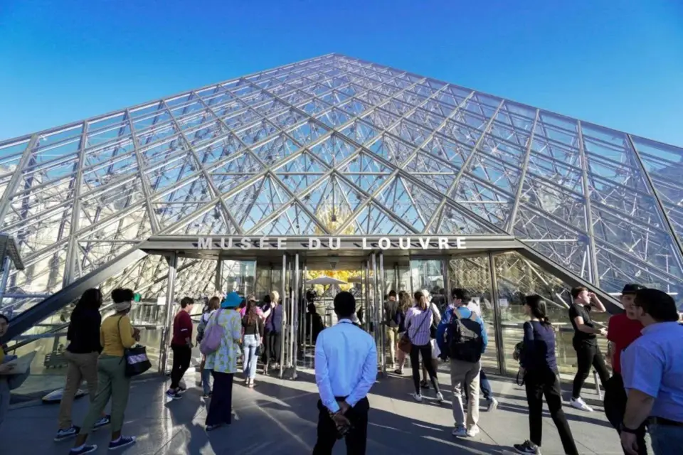 París: Visita a la Torre Eiffel con Cumbre, Louvre y Crucero