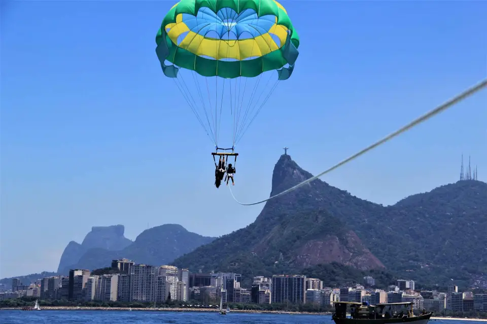 Río de Janeiro: 2 horas de paseo en barco con parasailing