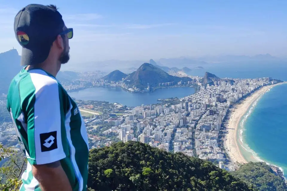 Amanecer Morro Dois Irmãos | Dos Hermanos con un local