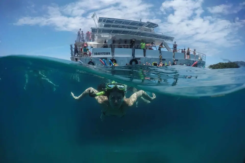 Búzios: Tour en barco catamarán