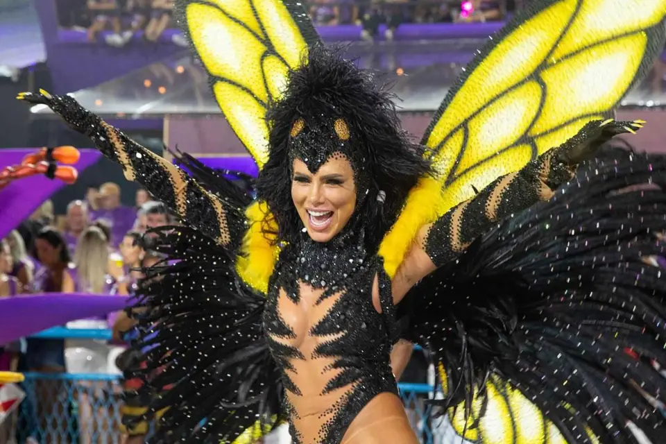 Río: Desfile de Carnaval en el Sambódromo + traslado 2025