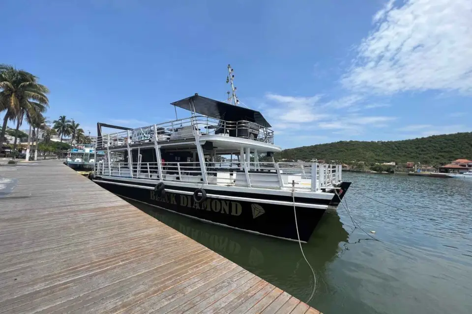 Desde Río de Janeiro: Excursión a Cabo Frio, Paseo en Catamarán, Buffet
