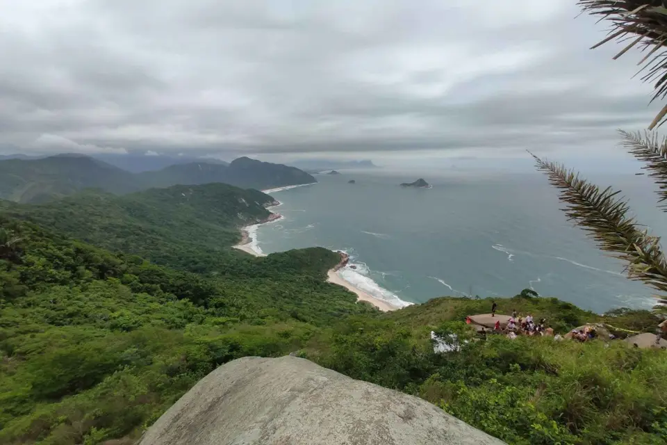 Excursión de día completo: Pedra do Telégrafo, caipirinha y playas