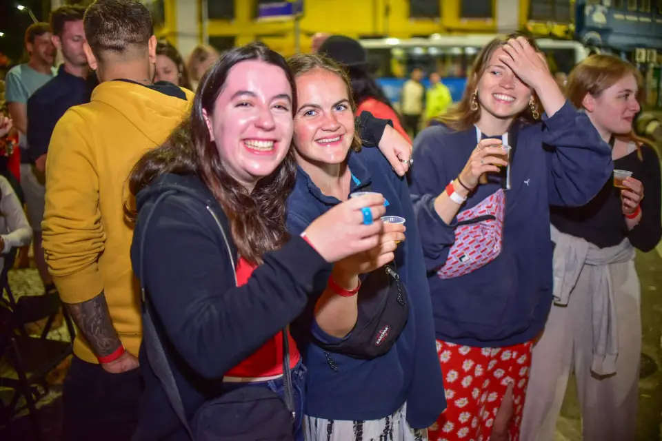 Rio : Lapa Pub Crawl avec Samba, Shots et Drinking Game