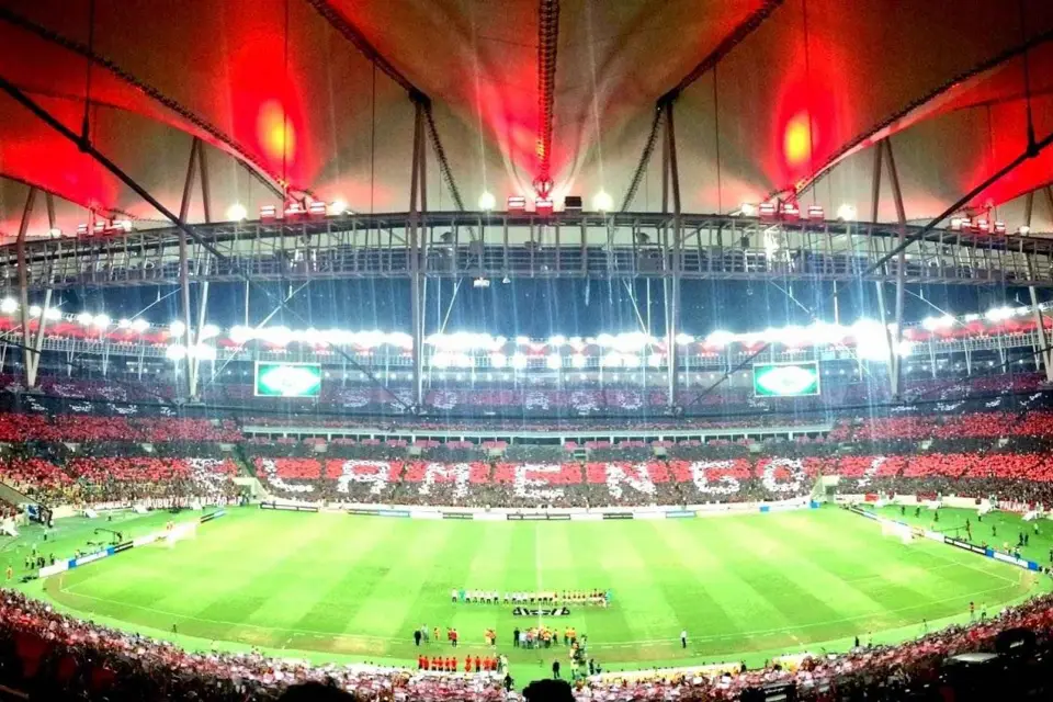 Partido de fútbol en el estadio Maracaná con los equipos más grandes de Río