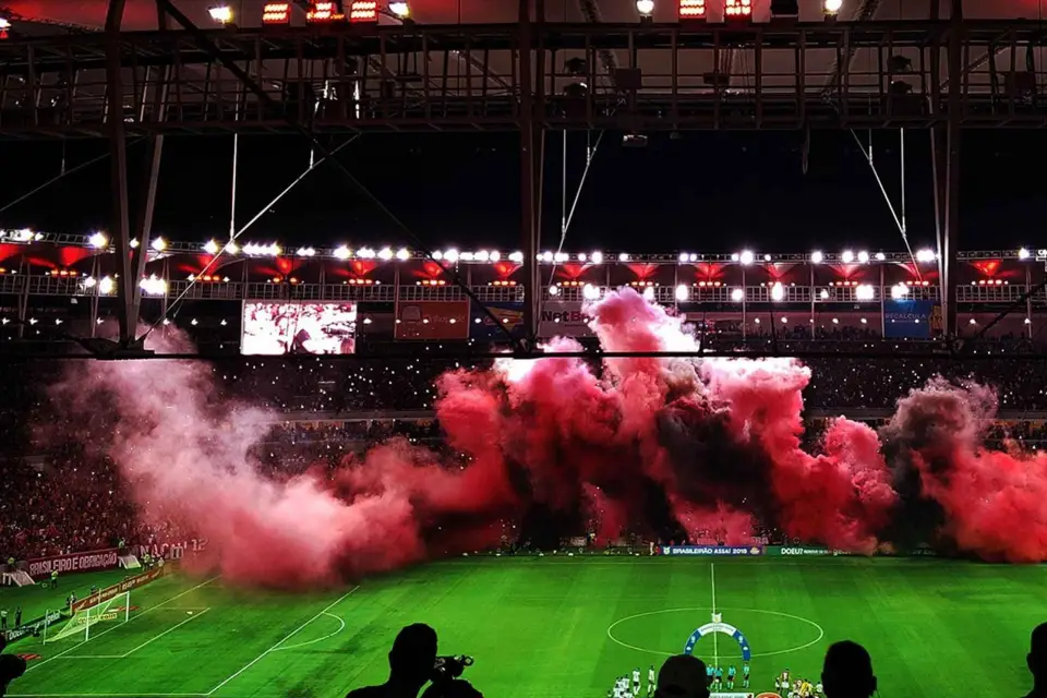 Partido de fútbol en el estadio de maracaná con tickets de entrada, carne y bebida