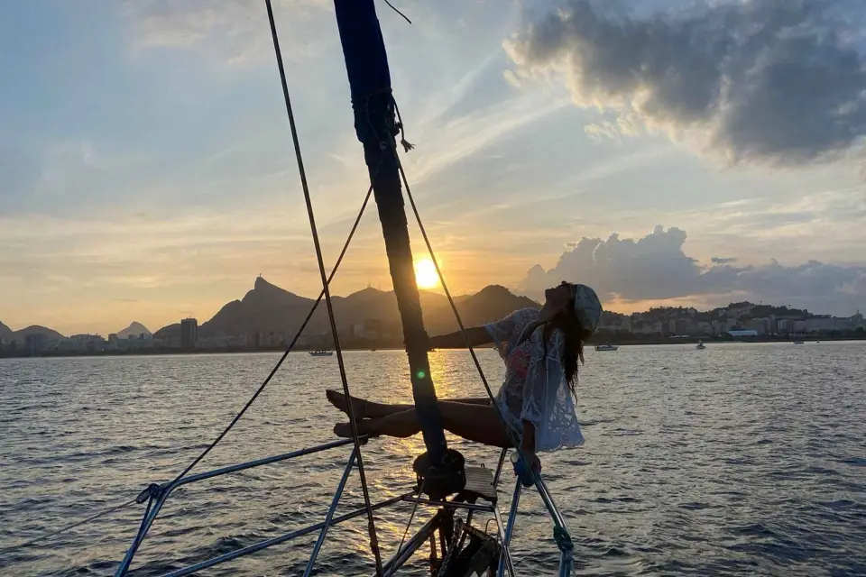 Río de Janeiro: Paseo en velero al atardecer con barra libre
