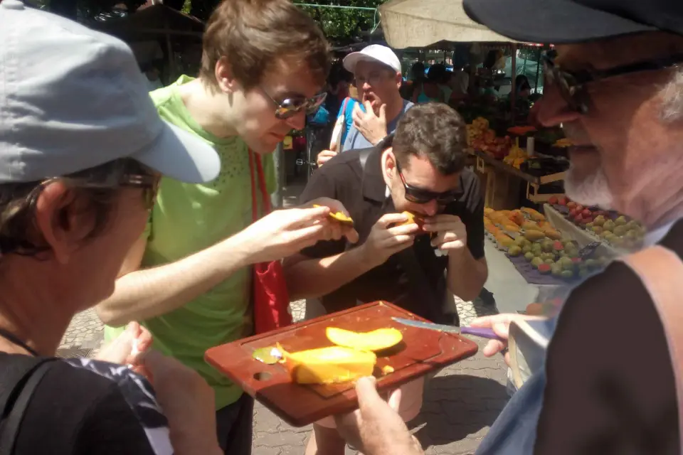 Prueba más de 16 frutas exóticas brasileñas en un mercado agrícola local